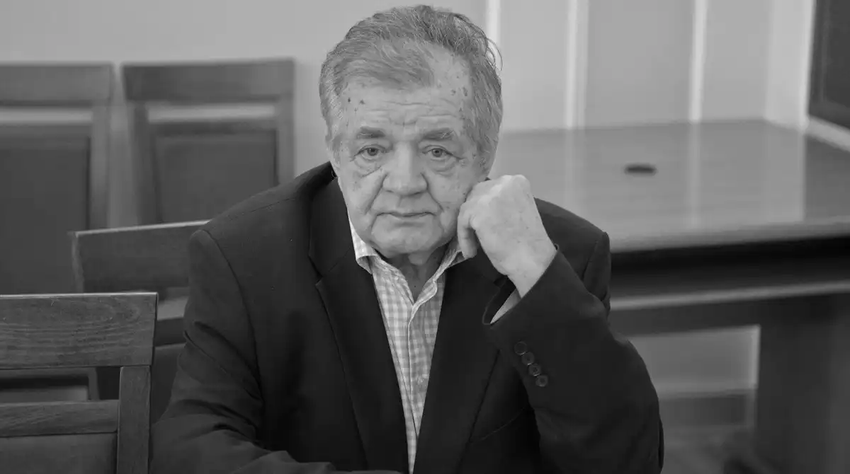 Berberysy, jałowce i trawy na rondzie im. Mariana Cyconia. Stary Sącz pielęgnuje pamięć