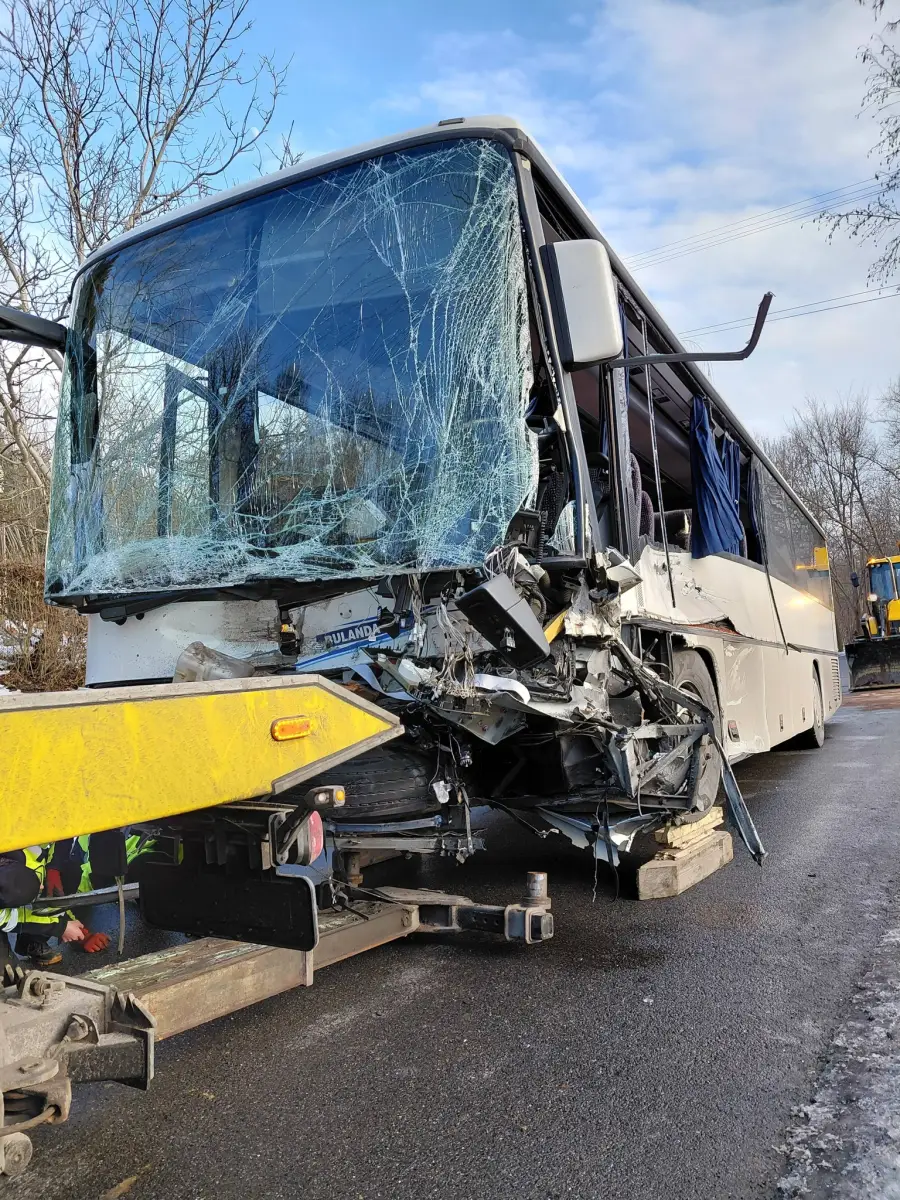 Krużlowa Wyżna: Autobus zderzył się z ciężarówką. Jedna osoba ranna