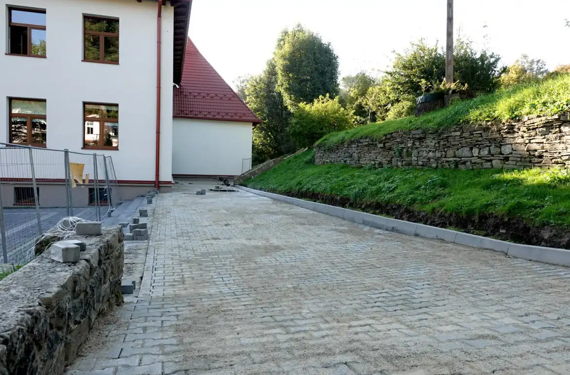 Przed budynkiem tej szkoły modernizują podwórko. Będzie estetycznie i bezpiecznie