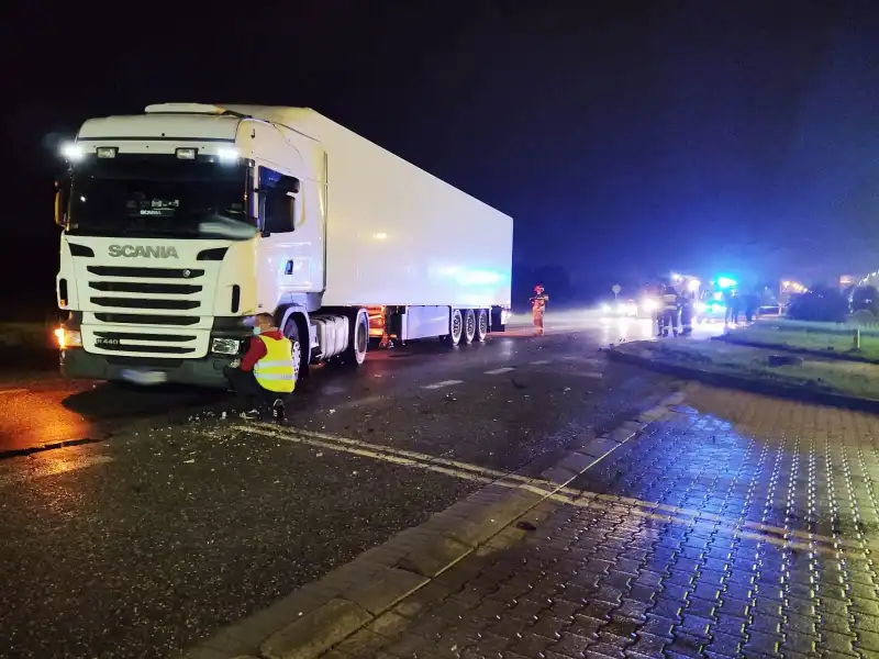 Wypadek na DK75 w Wielogłowach. Zderzyły się dwa pojazdy. Jedna osoba trafiła do szpitala