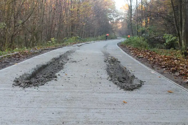 Nieznany sprawca uszkodził nowo wybudowany odcinek drogi w Łyczanej