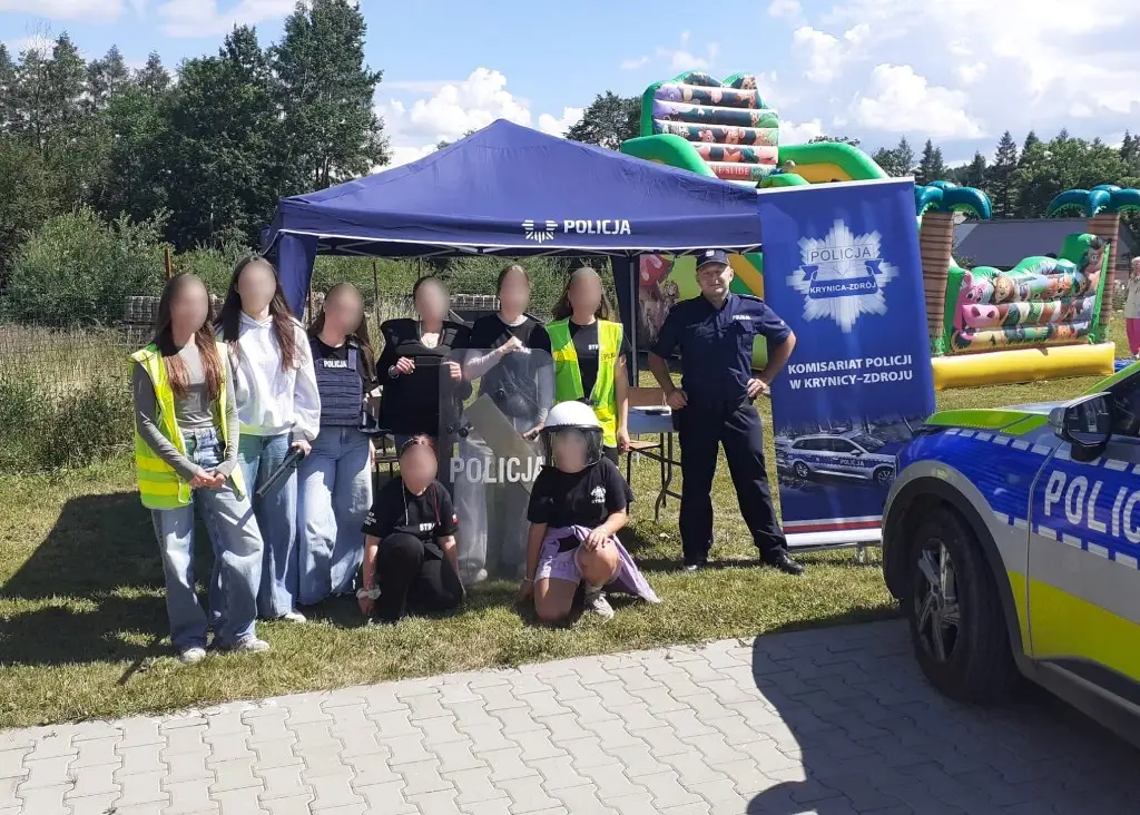 Policjanci z Krynicy-Zdroju przypominali o bezpieczeństwie podczas wakacyjnych imprez