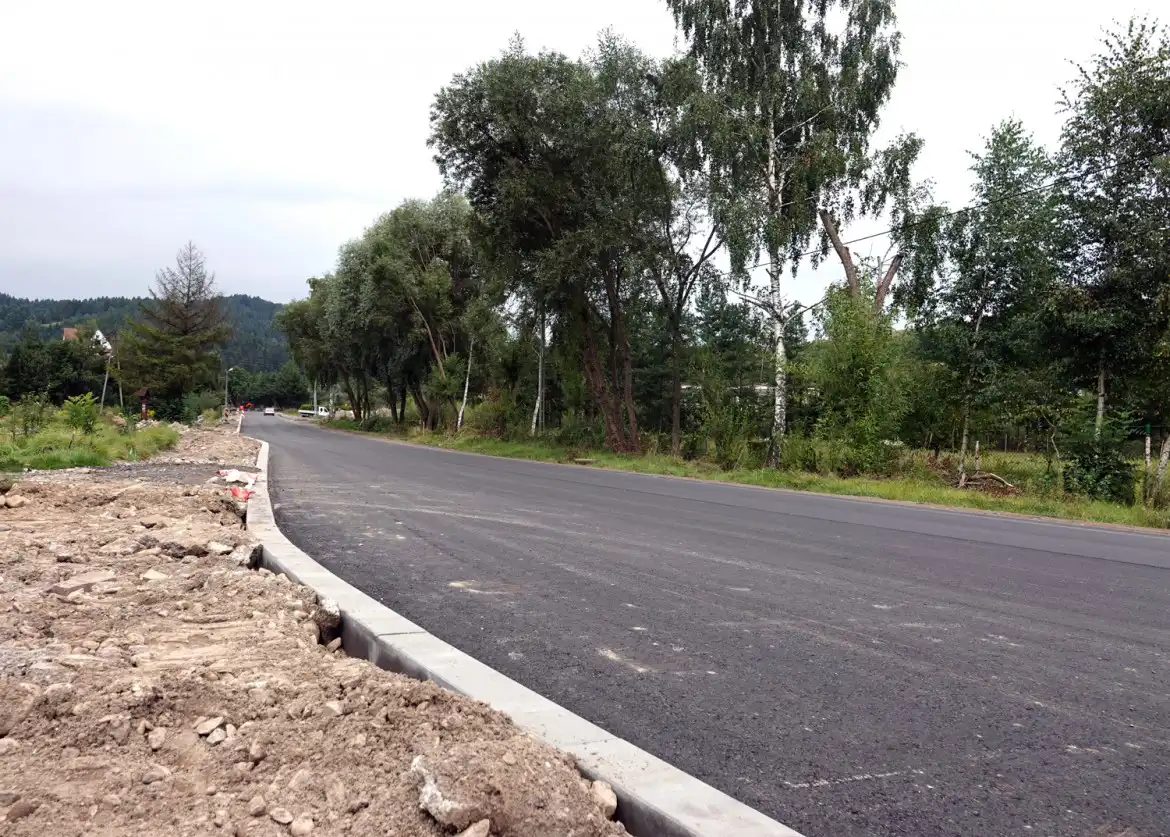 Trwa remont 7,5 km odcinka drogi powiatowej na trasie Powroźnik - Tylicz. W ramach prac zostanie zmodernizowanych siedem mostów