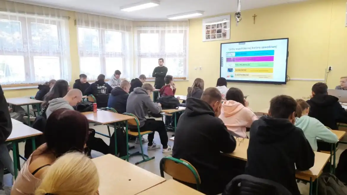 Tydzień Kariery i Przedsiębiorczości w ZS w Łącku. Inspirujące prelekcje dla młodzieży