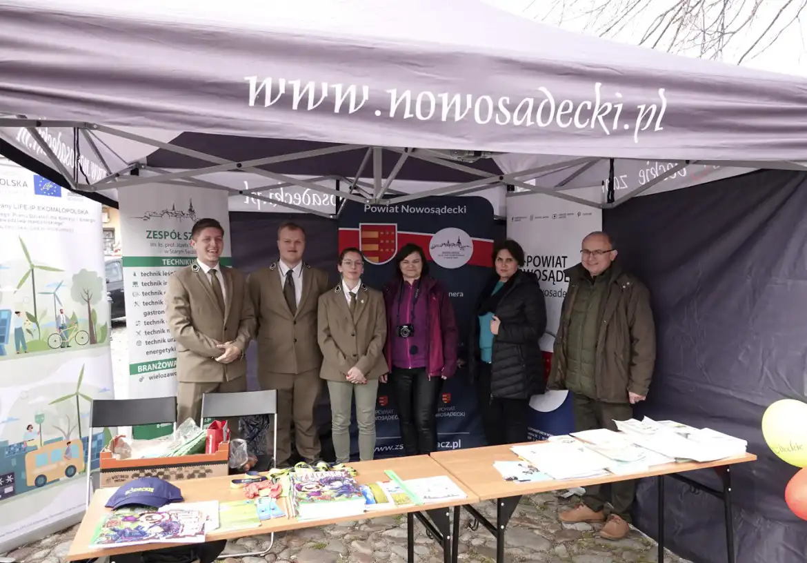 I Małopolski Dzień dla Klimatu na starosądeckim rynku: Sadzonki drzewek rozeszły się jak ciepłe bułeczki