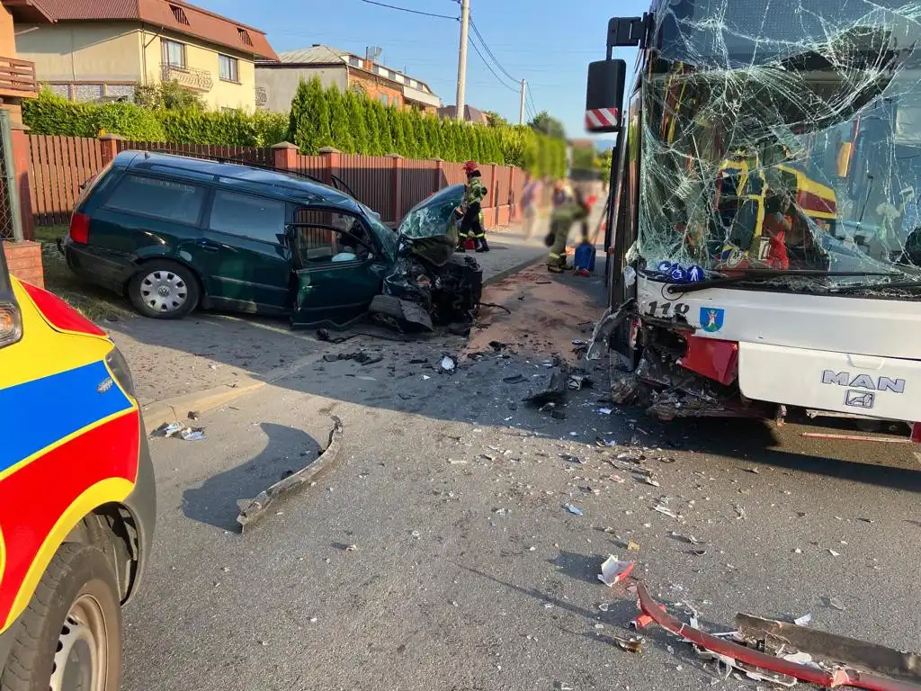 Nowy Sącz: Zderzenie osobówki i autobusu. Wśród poszkodowanych dzieci