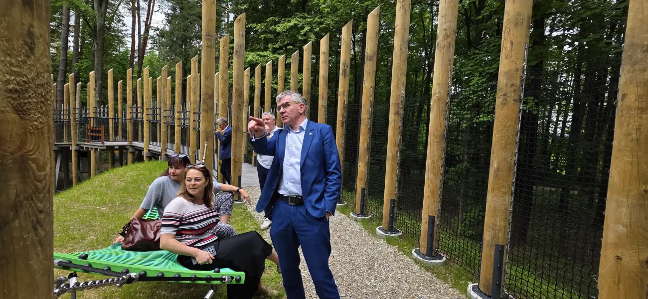 Słowaccy samorządowcy odwiedzili Stary Sącz. Zobaczyli nową atrakcję na Miejskiej Górze