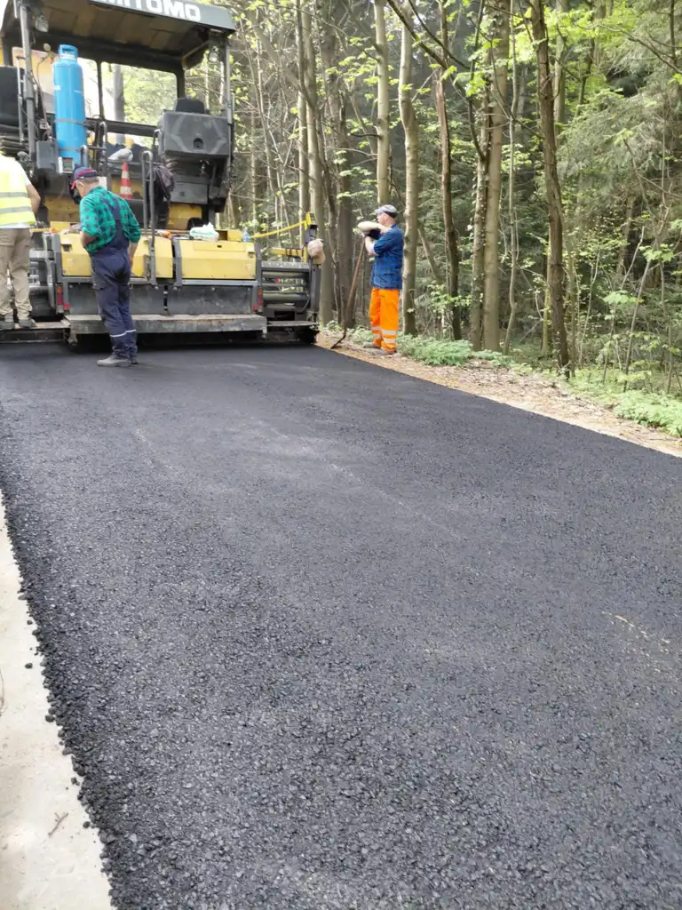 Nowa nawierzchnia na trasie Rożnowice – Ołpiny. Prace w toku
