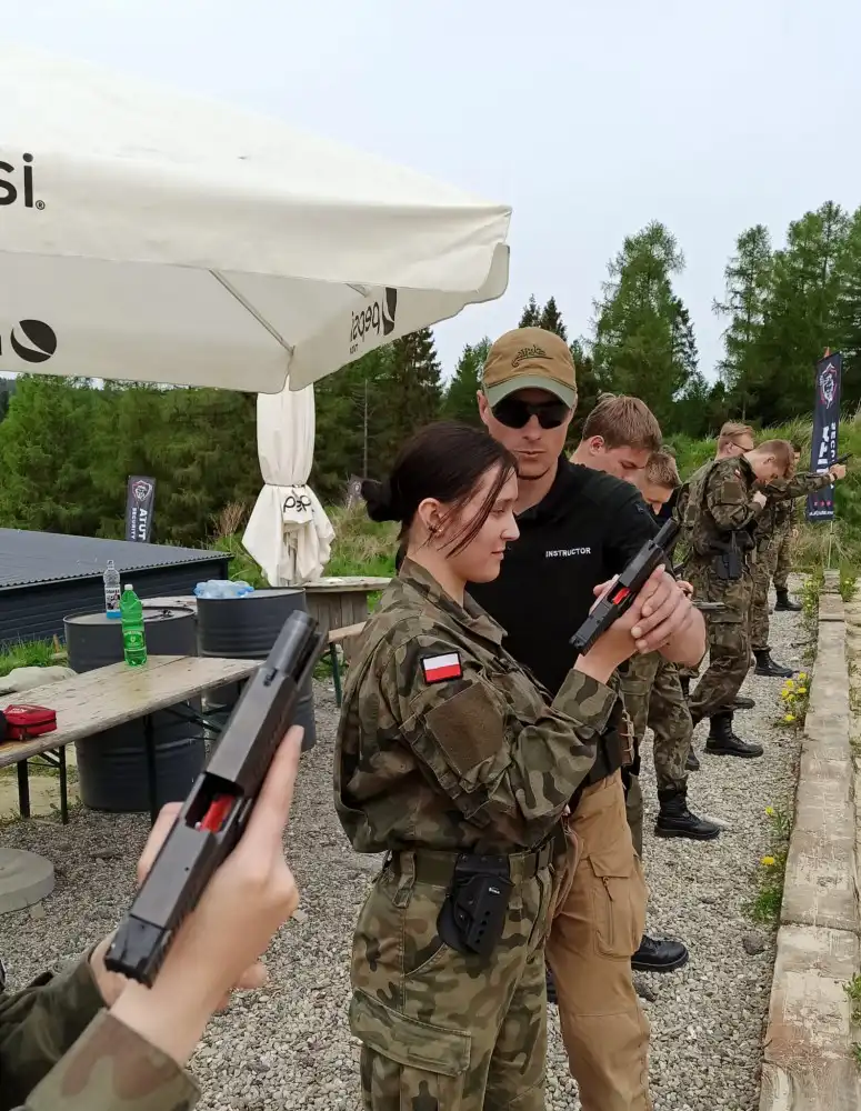 Uczniowie klasy wojskowej ZS w Marcinkowicach uczestniczyli w zajęciach strzeleckich