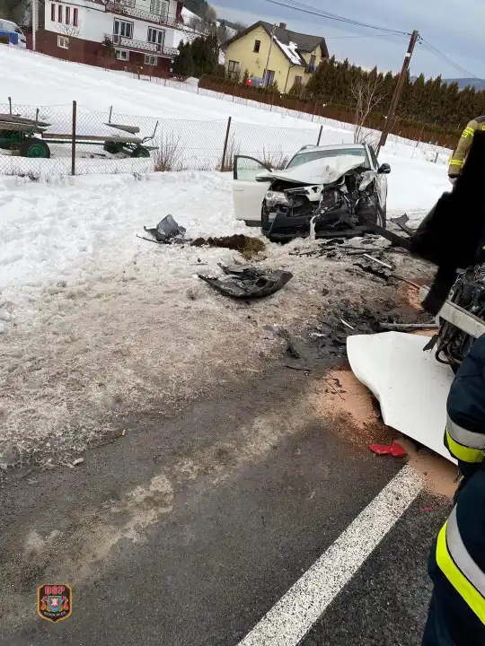 Wypadek w Nowej Wsi. Zderzyły się dwa pojazdy osobowe
