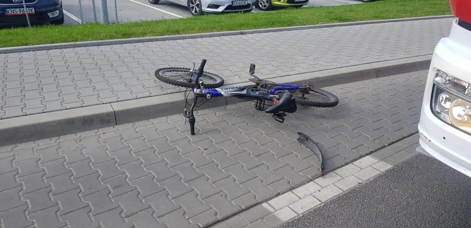 Wypadek na ul. Węgierskiej w Nowym Sączu. Zderzyły się cztery pojazdy i rowerzysta