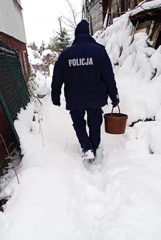 Policjanci uratowali starsze małżeństwo przed wychłodzeniem