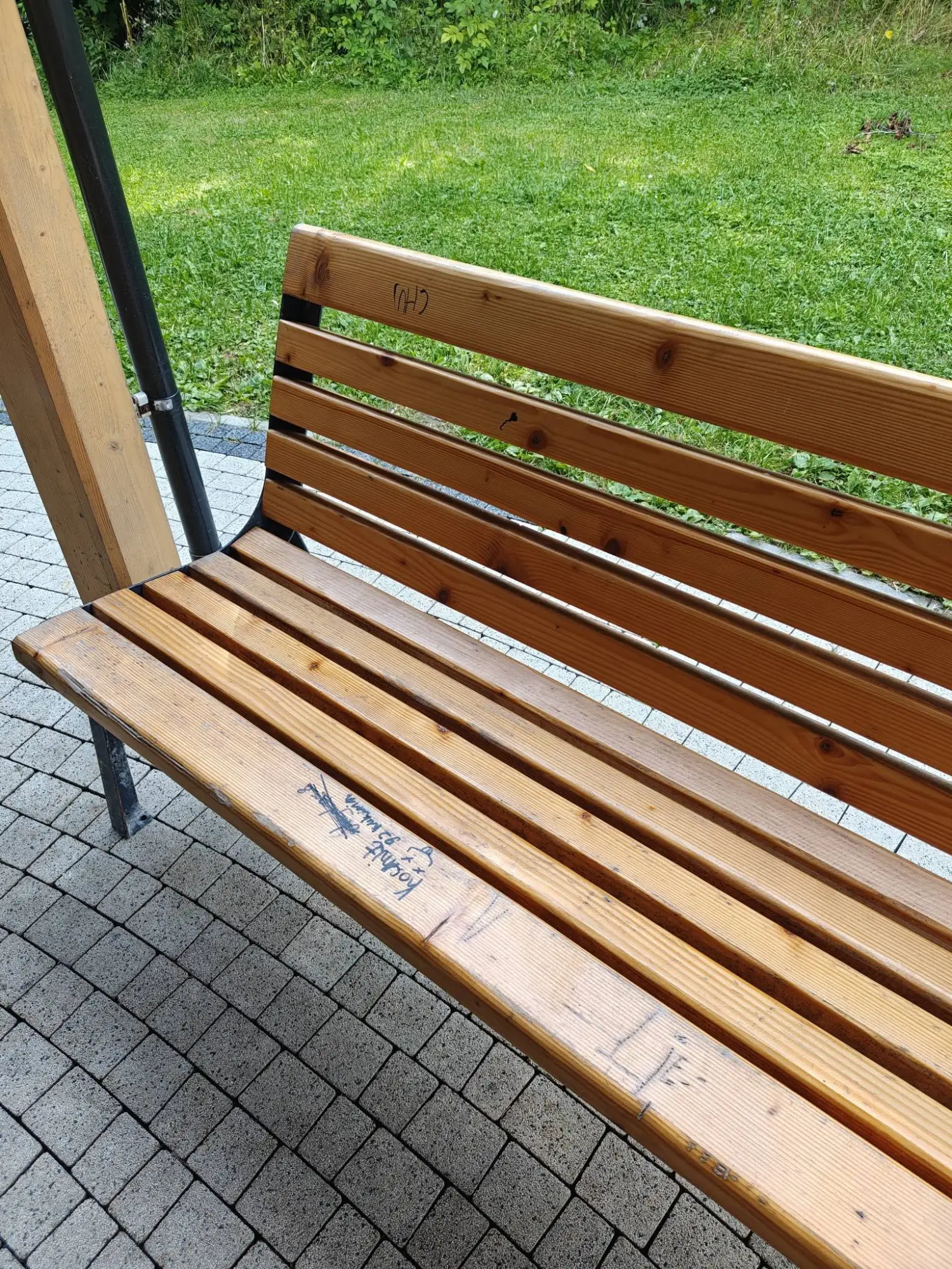Mieszkańcy czekali, wydano publiczne pieniądze. Teraz stoły i tężnie są pomazane