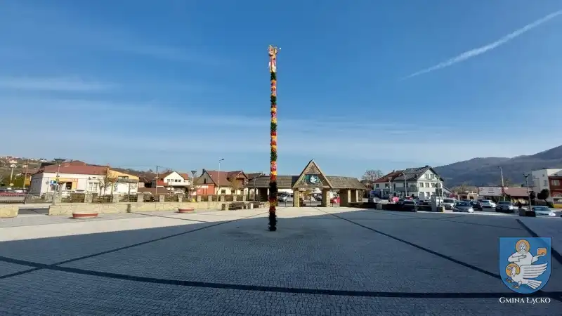 Na Rynku w Łącku pojawiła się palma wielkanocna
