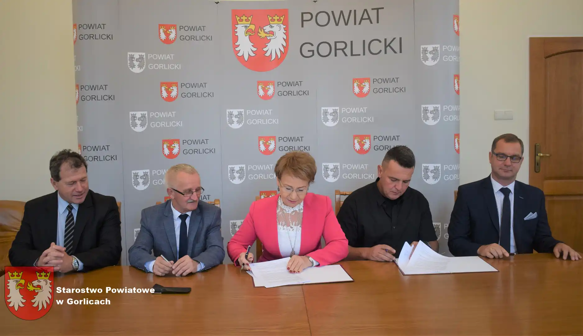 Umowa na budowę chodnika w Moszczenicy podpisana