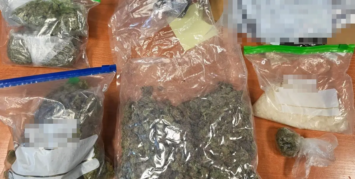 Narkotyki ukrył w piwnicy między ubraniami. Sądeczanin trafił do aresztu