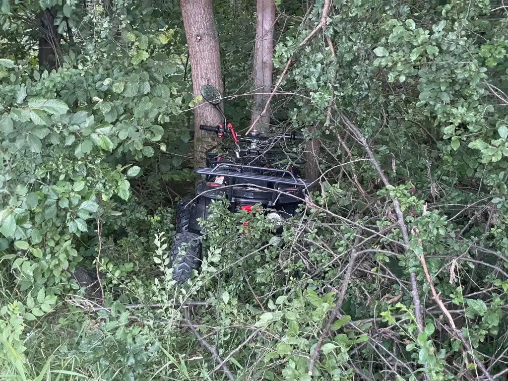 Wypadek w Czerńcu. Quad uderzył w drzewo. Jedna osoba trafiła do szpitala