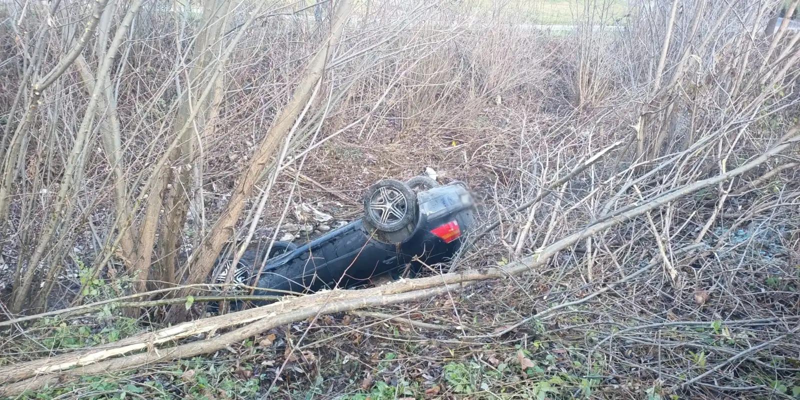Wypadek w Zagorzynie. Osobówka wpadła do koryta potoku. Pojazdem podróżowała matka z dwumiesięcznym dzieckiem