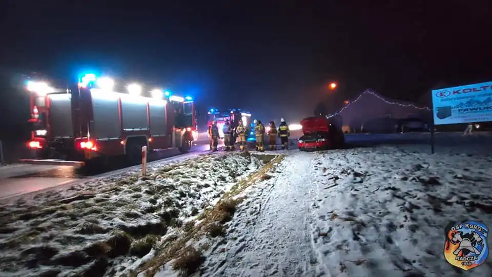 Kolizja w Kadczy. Jeden z pojazdów dachował