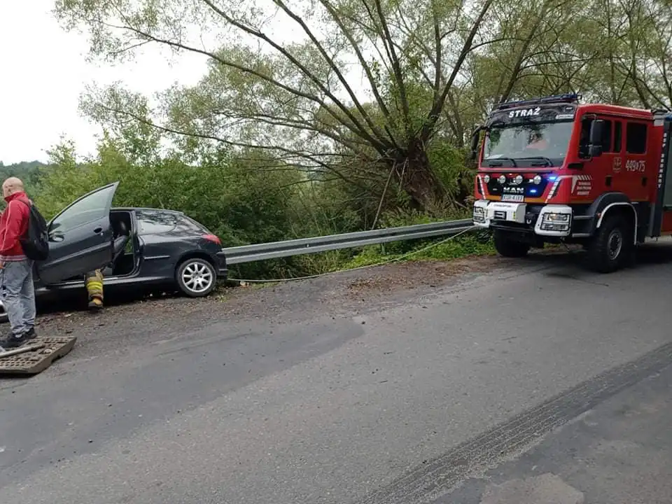 Brunary. Osobówka wypadła z drogi i zawisła nad skarpą
