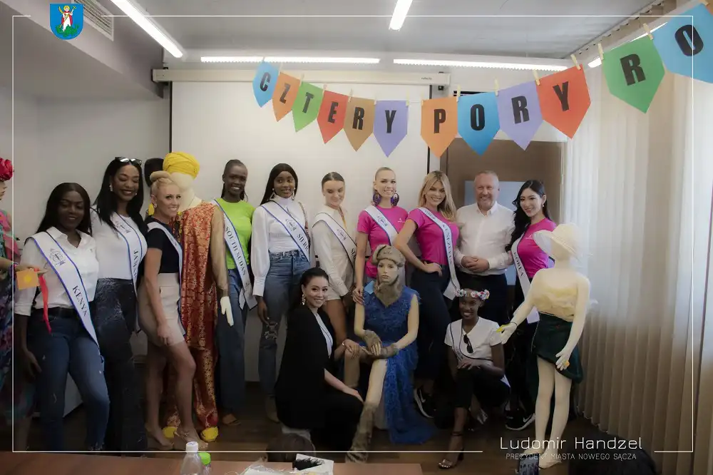 Uczestniczki „Festiwalu Piękna” z wizytą w MOK