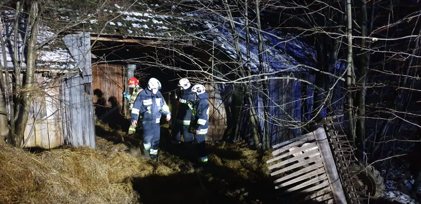Pożar w budynku gospodarczym w Roztoce-Brzezinach. Płonęło siano