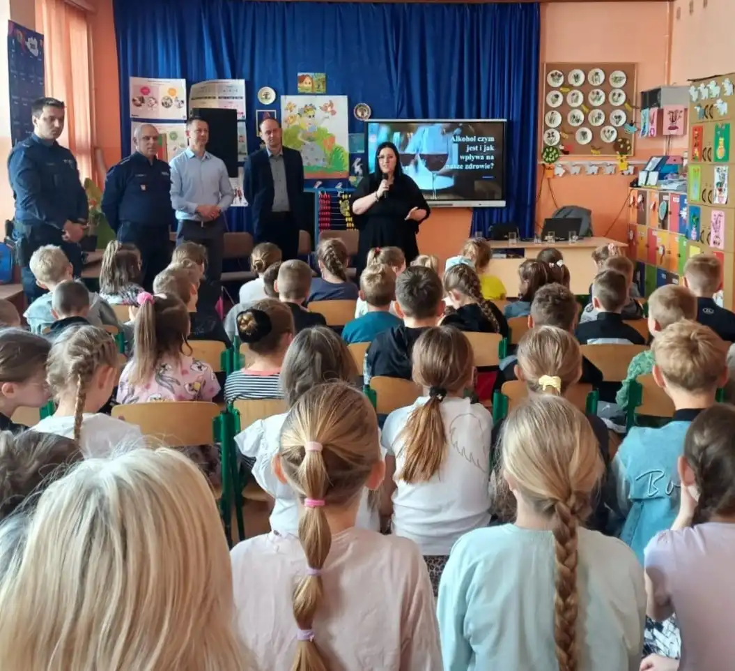 Dzielnicowy bliżej nas. Policjanci z Nawojowej edukują uczniów o bezpieczeństwie