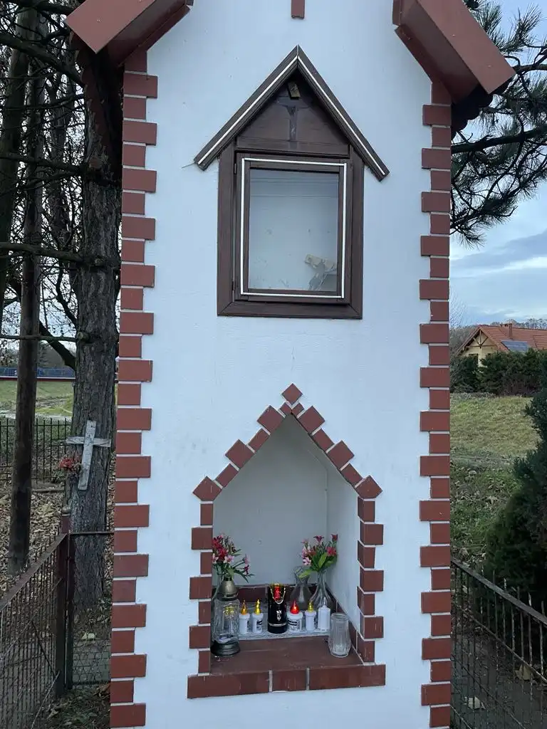 Dewastacja kapliczki w Nowym Sączu. Złamany krzyż, skradzione figury i obrazy. Nagroda za wskazanie sprawców