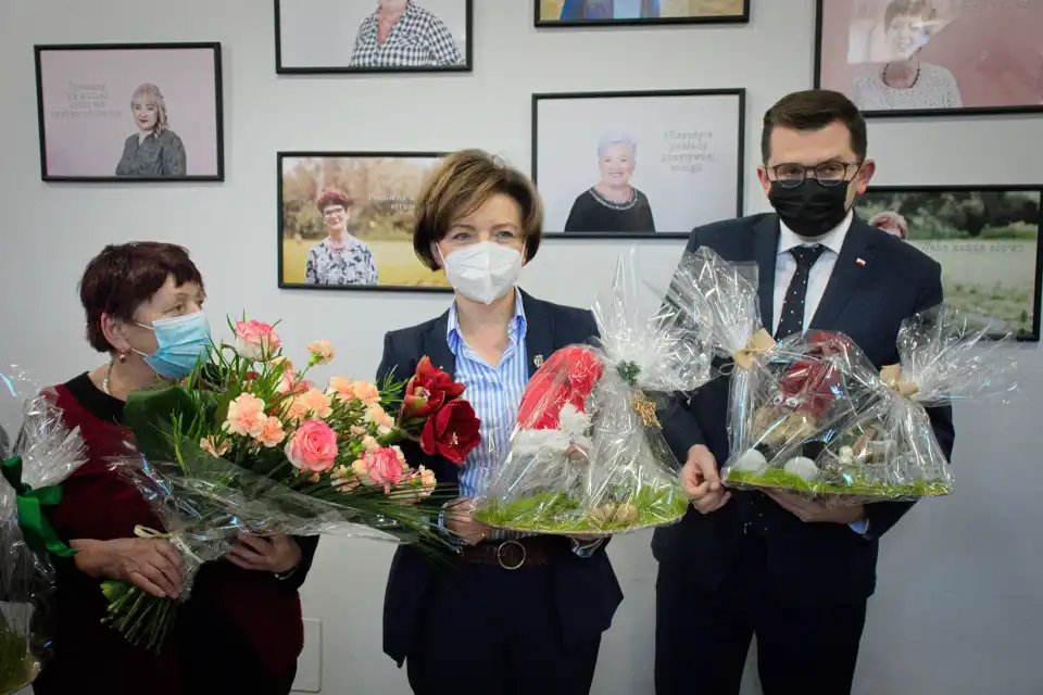Minister rodziny i polityki społecznej Marlena Maląg z wizytą w Klubie Seniora Plus w Łużnej