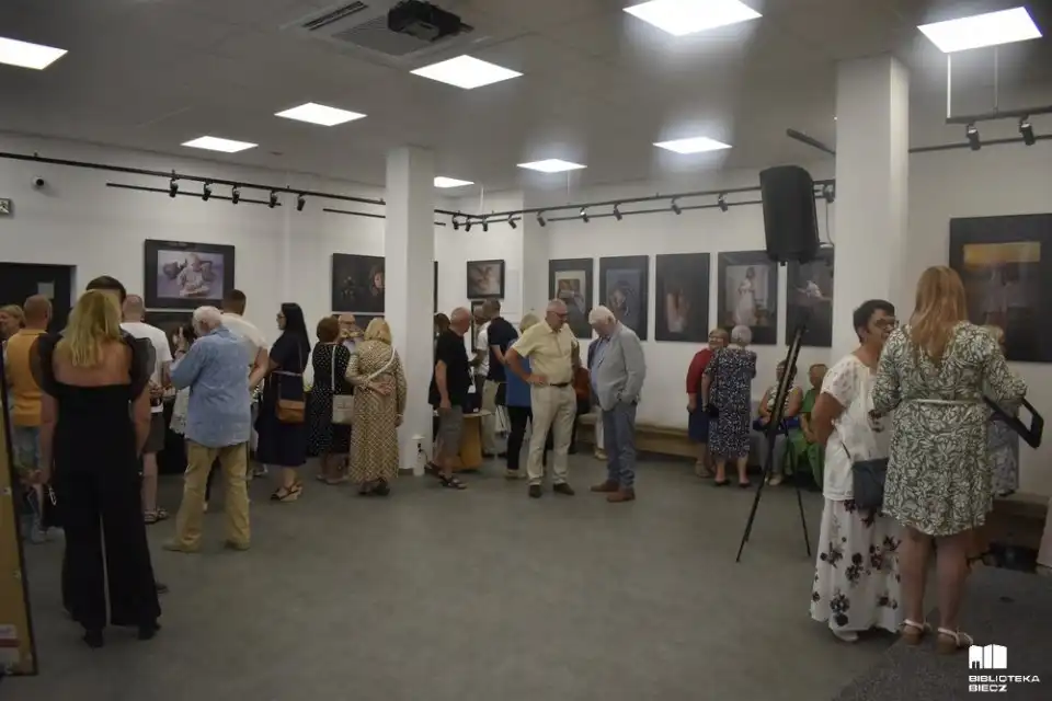 „Pełnia życia” w obiektywie. Wyjątkowa wystawa Ireny Konsur w Bibliotece Biecz