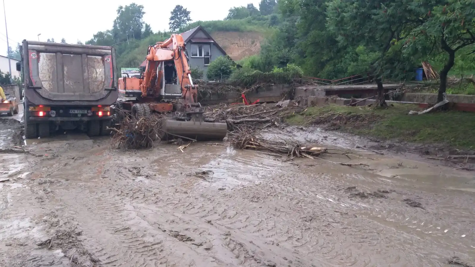 Kolejna powódź na Sądecczyźnie. Uszkodzone drogi, podtopione domy