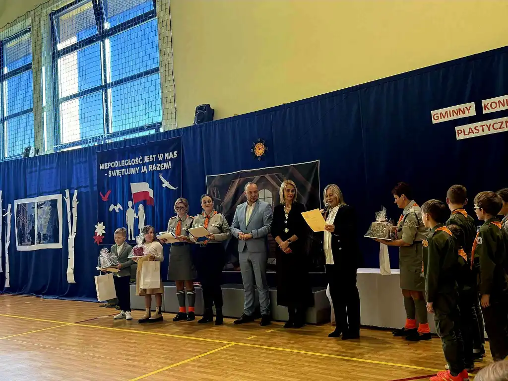 Niepodległość w sercach młodych. „Wesołe Kozaki” uczciły Święto Niepodległości w Przyszowej