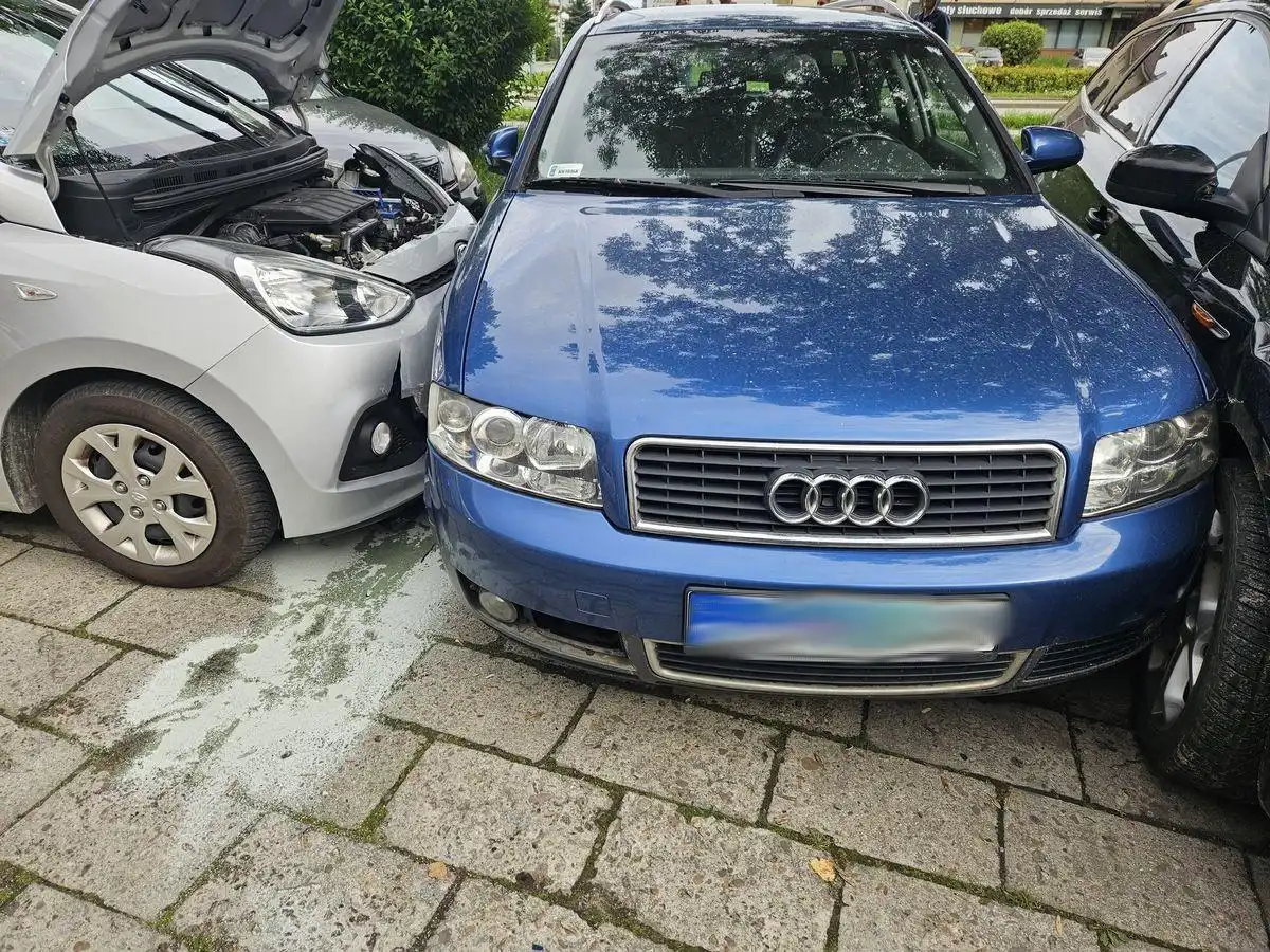 Osobowy Hyundai uderzył w zaparkowane pojazdy na osiedlowym parkingu
