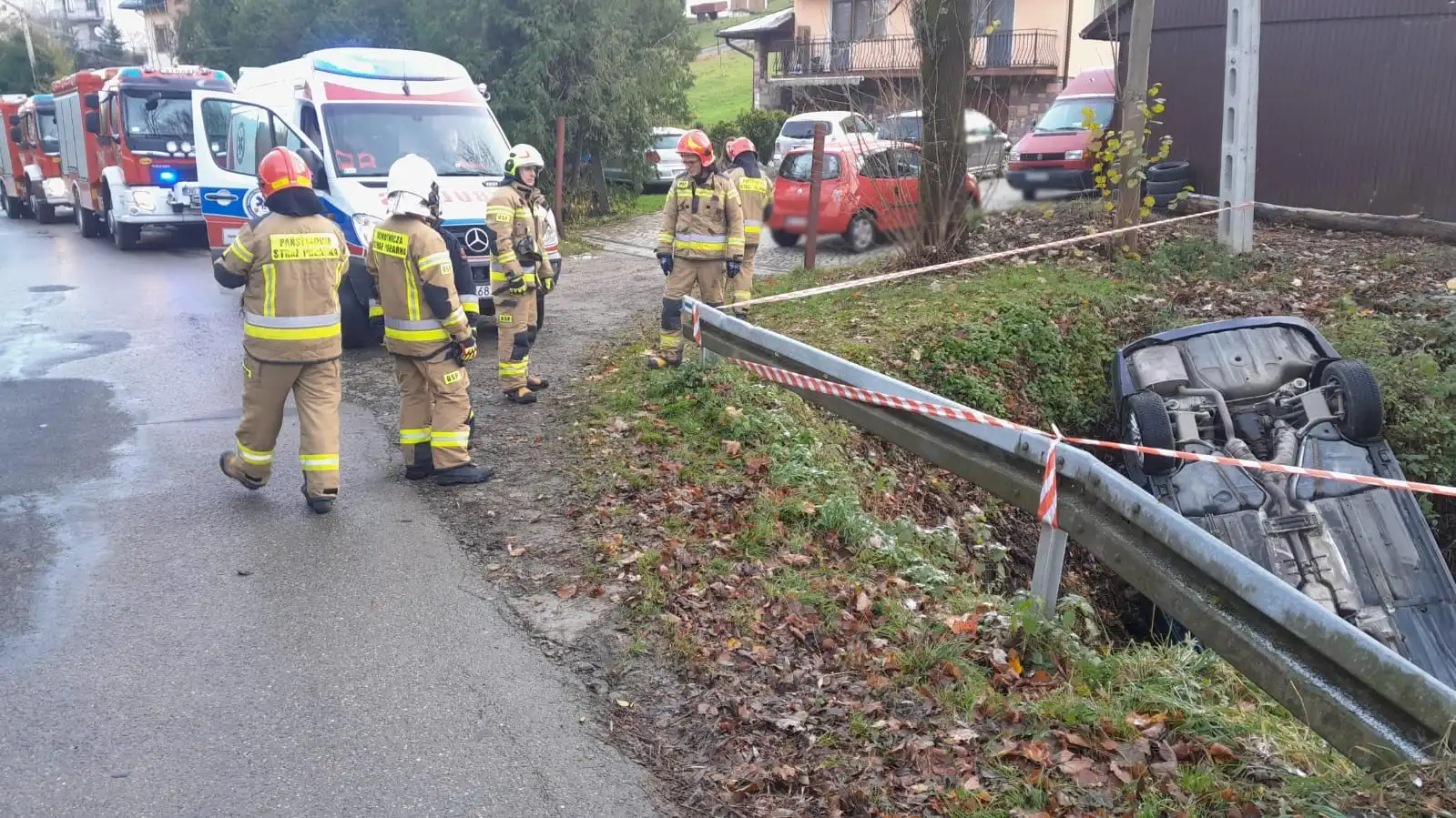 W Nawojowej samochód osobowy zjechał z drogi i dachował