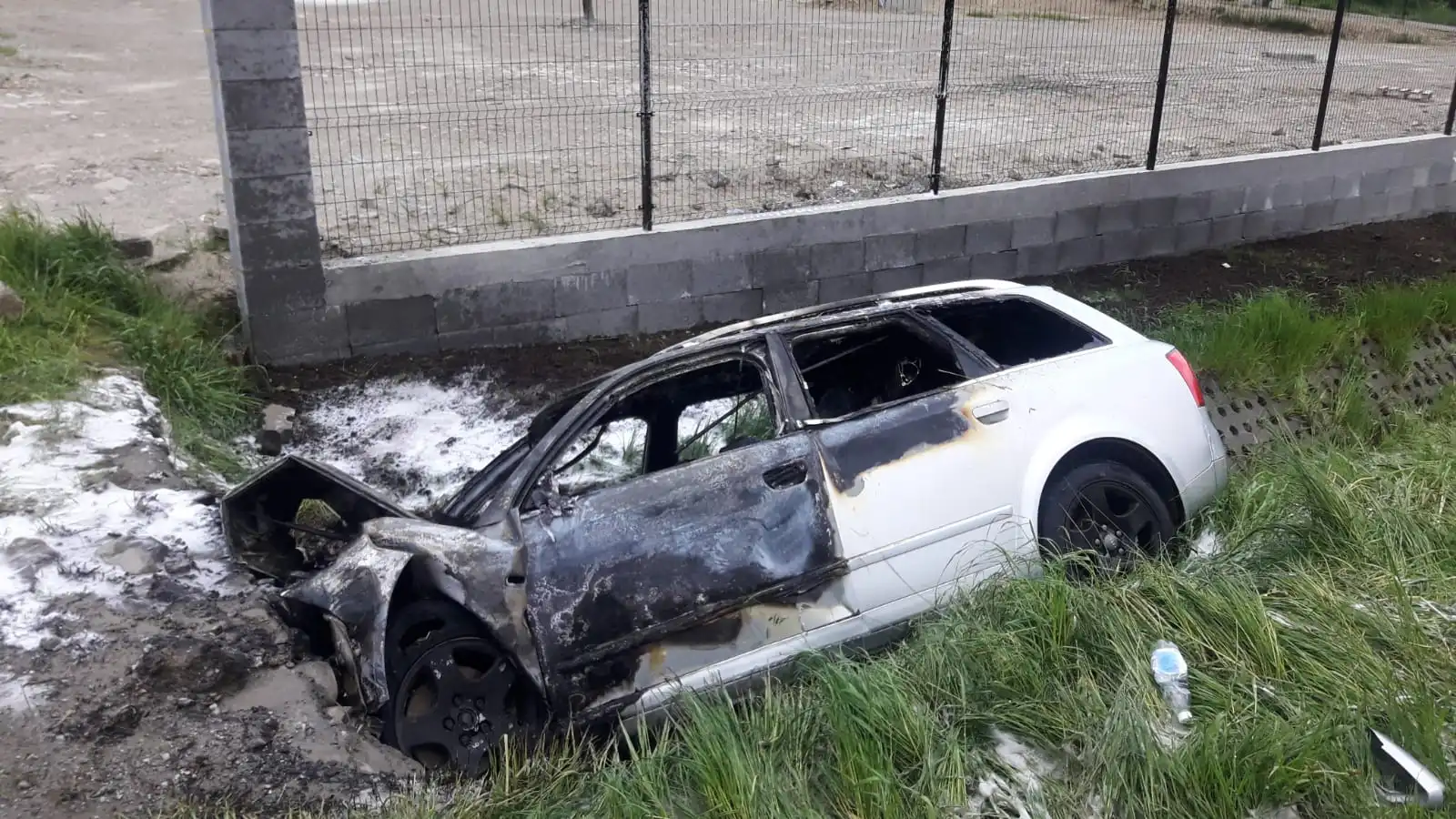 Wypadek w Nowej Wsi. Osobówka wypadła z drogi, uderzyła w przepust i się zapaliła