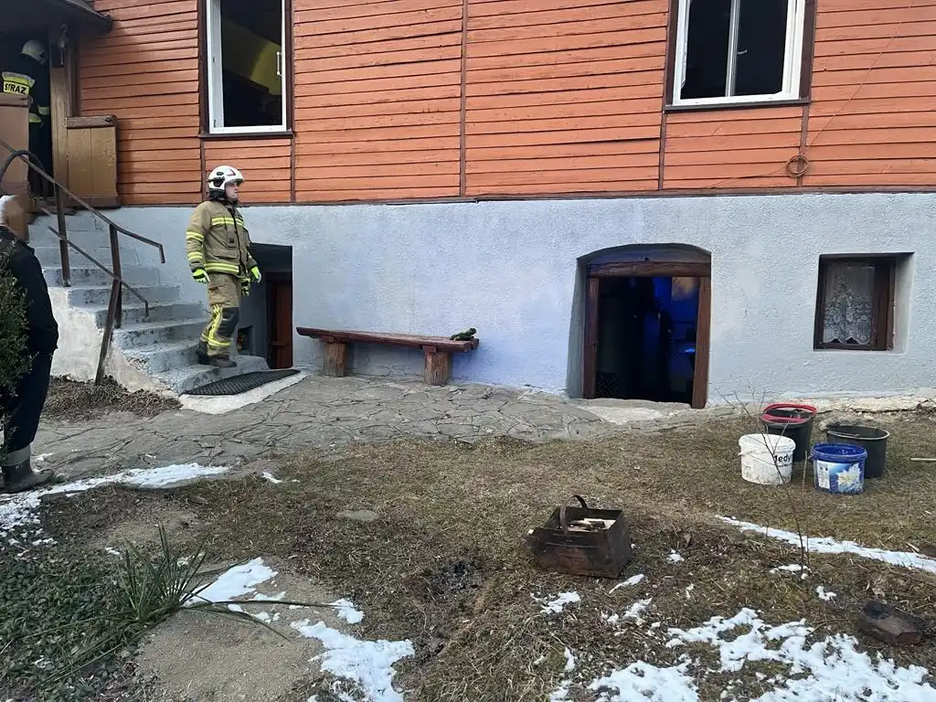 Pożar w Kiczni. Ogień objął drewnianą ścianę przy kominie