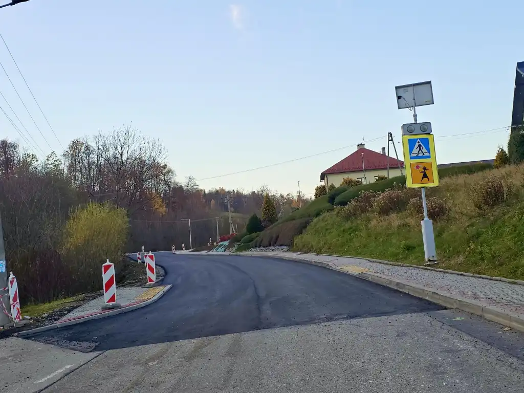Ruch wahadłowy w Roztoce. Droga przy szkole w remoncie