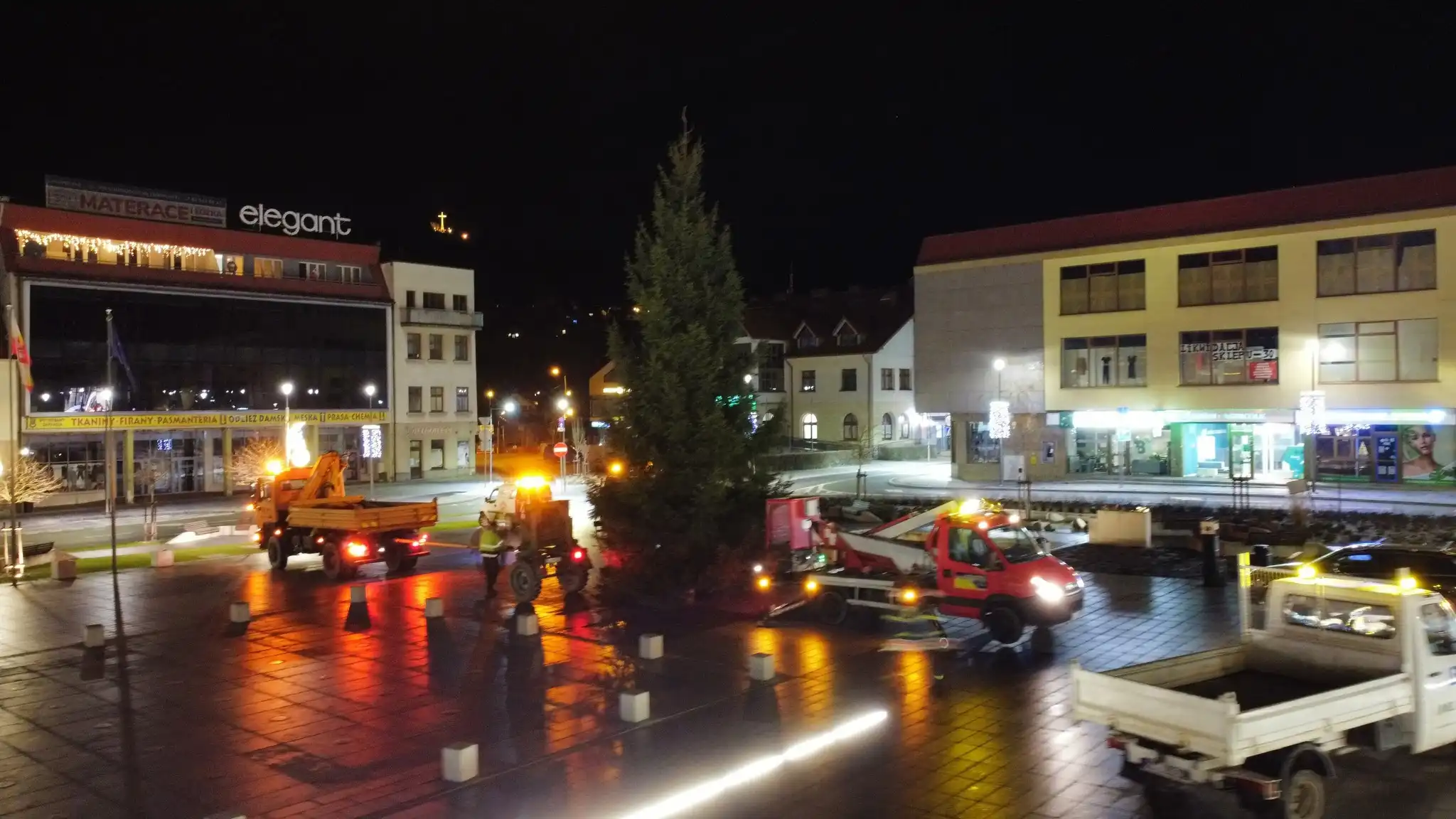 Świąteczna magia w Limanowej. Choinka już na rynku, a niedzielne zapalenie drzewka rozświetli miasto
