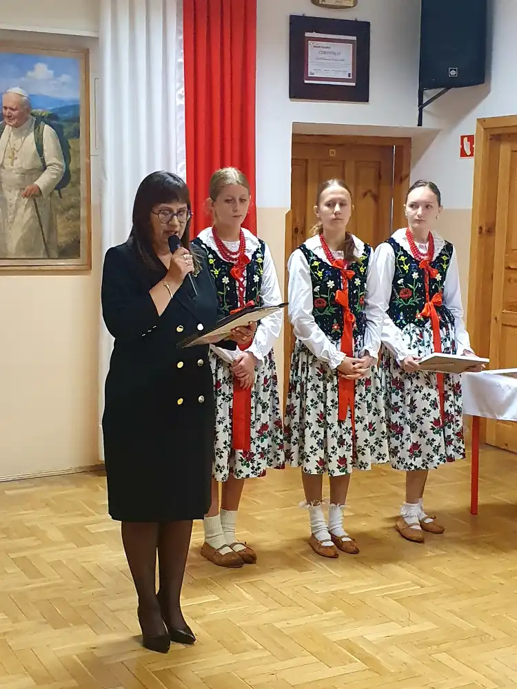 Święto Szkoły i górska pasja w Kasince Małej. Uczniowie nagrodzeni w konkursie o Janie Pawle II