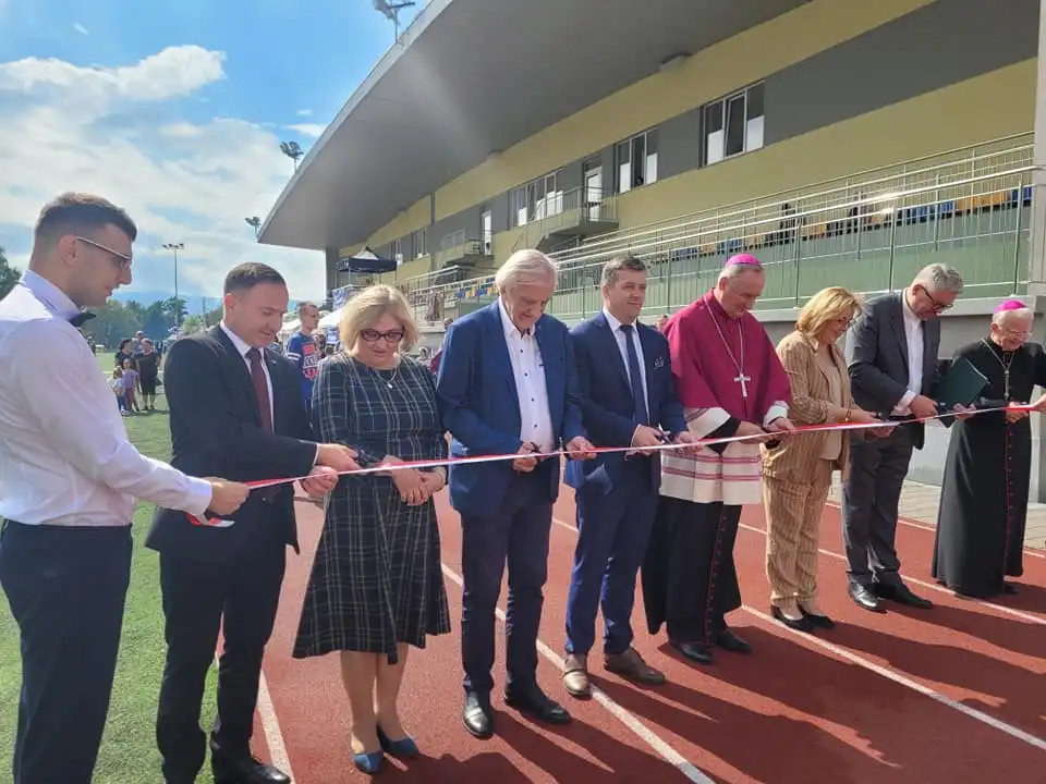 W Stróżach odbyła się uroczystość poświęcenia i wmurowania kamienia węgielnego pod rozbudowę Hospicjum