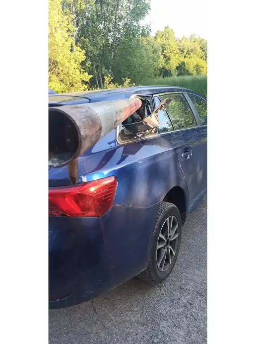 Wypadek nad Zalewem Klimkówka. Chciał zawrócić. Staranował szlaban, który przebił jego samochód