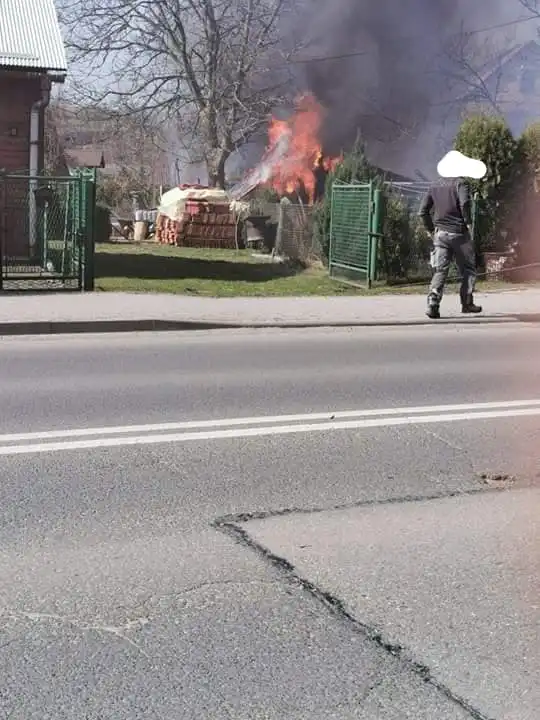 Biała Niżna: Strażacy przez trzy godziny gasili pożar drewnianego garażu oraz wiat