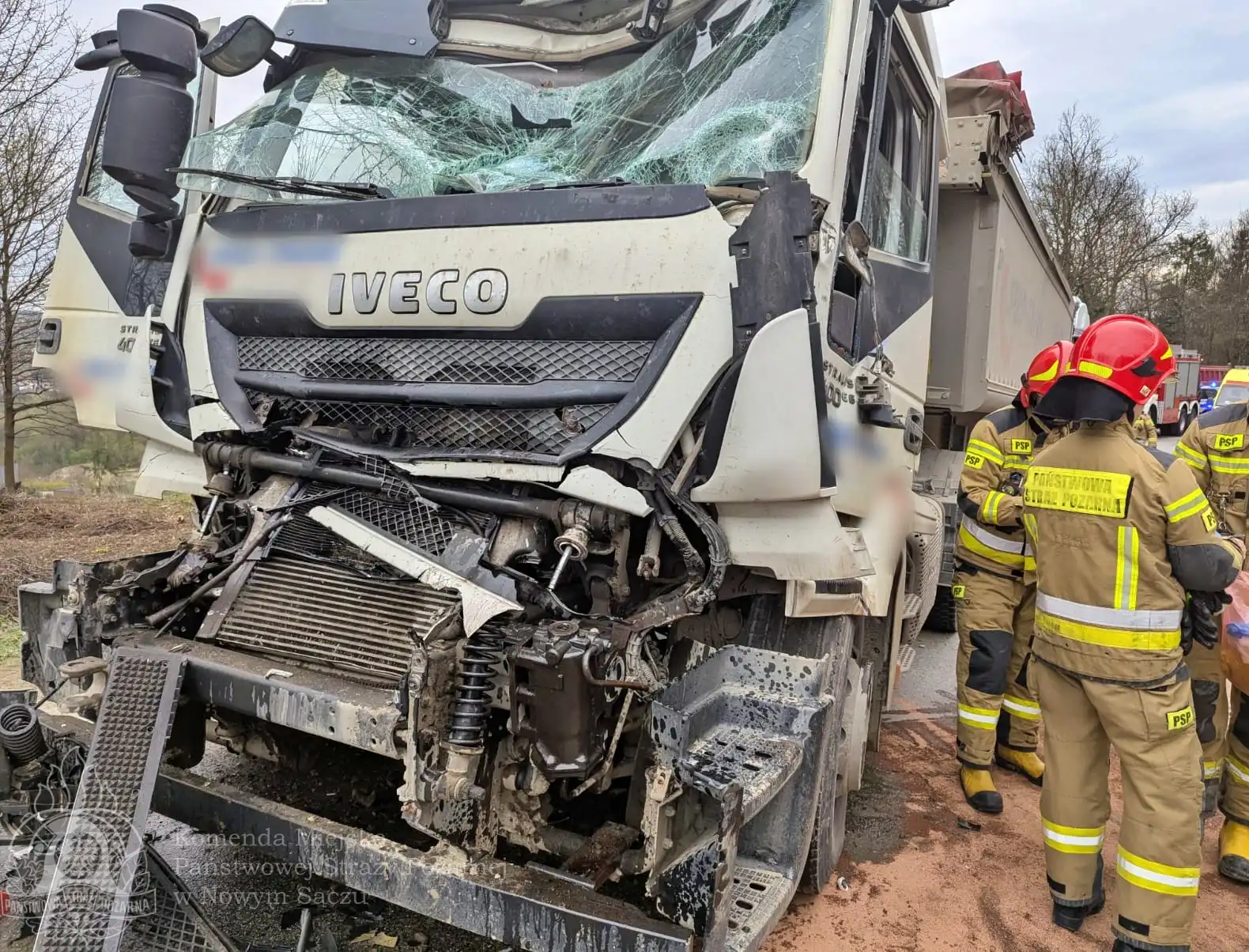 Wypadek w Rdziostowie. Zderzyły się dwie ciężarówki. Jedna osoba ranna