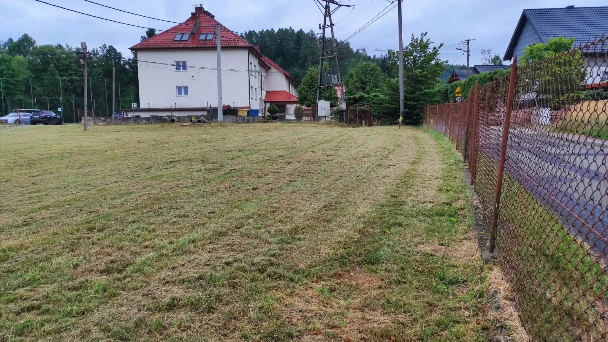 10 nowych miejsc postojowych i stacja ładowania. Inwestycja przy SP w Gaboniu