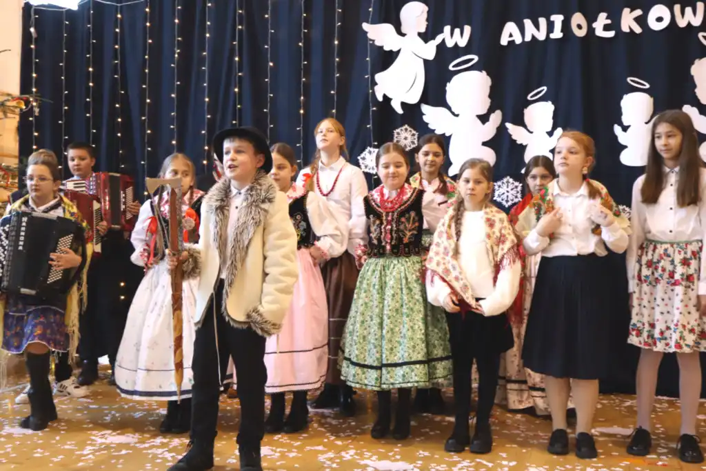 Aniołki, elfy i pierniczki. Przedszkolaki zachwyciły podczas świątecznej akademii