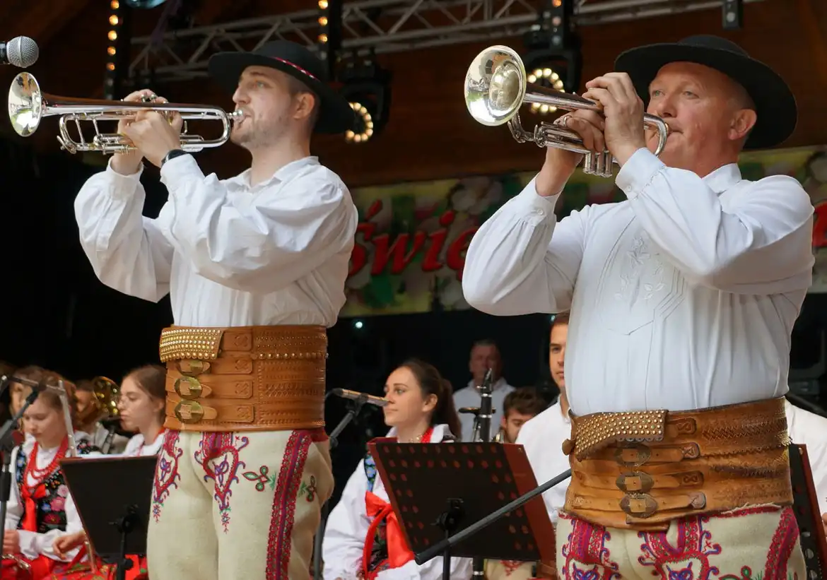 Obchody Święta Kwitnącej Jabłoni w Łącku. W Amfiteatrze na Jeżowej zebrały się tłumy gości
