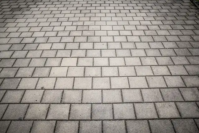 Gmina Chełmiec inwestuje w bezpieczeństwo mieszkańców. W Niskowej powstaje nowy chodnik