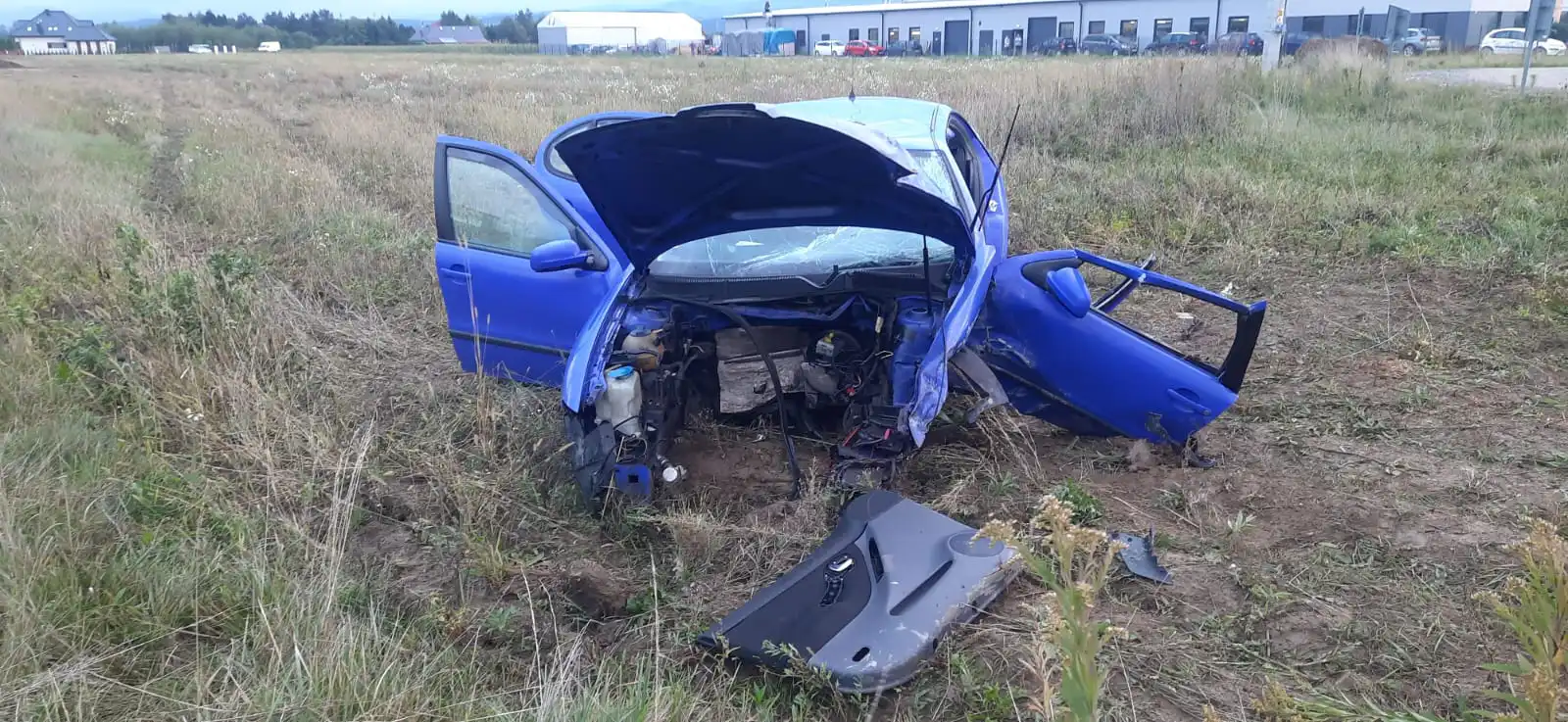 Podrzecze: Wypadek samochodu osobowego. Kierowca był zakleszczony w pojeździe