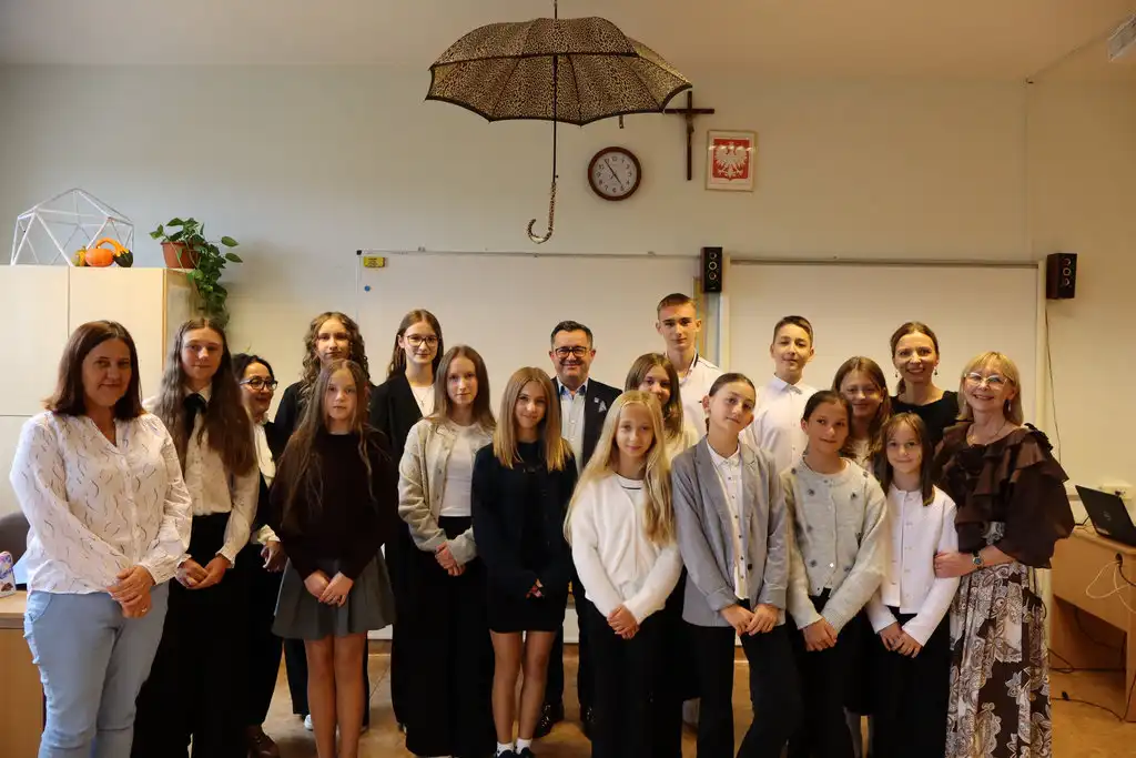Wizyta Wójta Gminy Chełmiec w SP w Piątkowej. Nagrody i remonty w tle