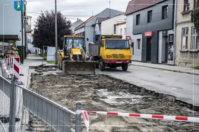 Nowy Sącz: Trwa remont miejsc postojowych przy ul. Kochanowskiego